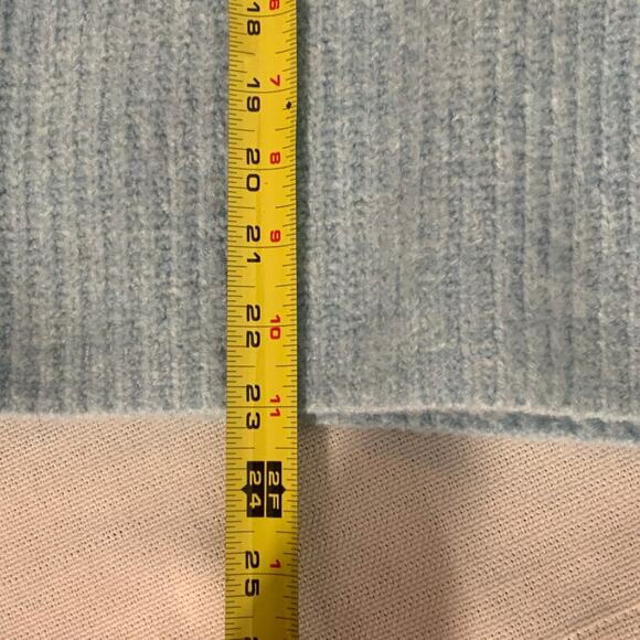 A. New. Day‎ Sweater size medium - Picture 6 of 6